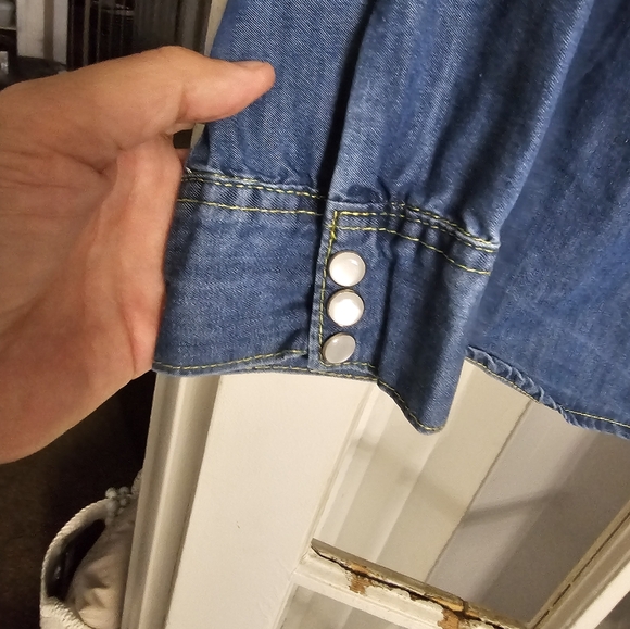 NWOTS! WOMENS LONG SLEEVE FADED JEAN SNAP CLOSURE SHIRT! SIZE MED! NWOTS! - Picture 2 of 10